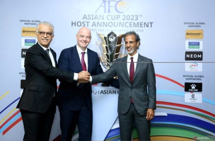 Presiden Konfederasi Sepak Bola Asia (AFC) Sheikh Salman bin Ebrahim Al Khalifa, Presiden FIFA Gianni Infantino, dan Presiden Asosiasi Sepal Bola Qatar (QFA) Sheikh Hamad bin Khalifa Al Thani - AFC