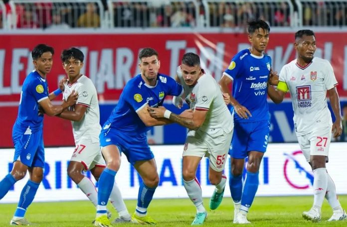 BolaMilenia.com - Persib Bandung gagal memastikan diri juara Liga 1 2024-25 hari ini. Hal itu setelah mereka harus mengakui keunggulan tuan rumah, Malut United