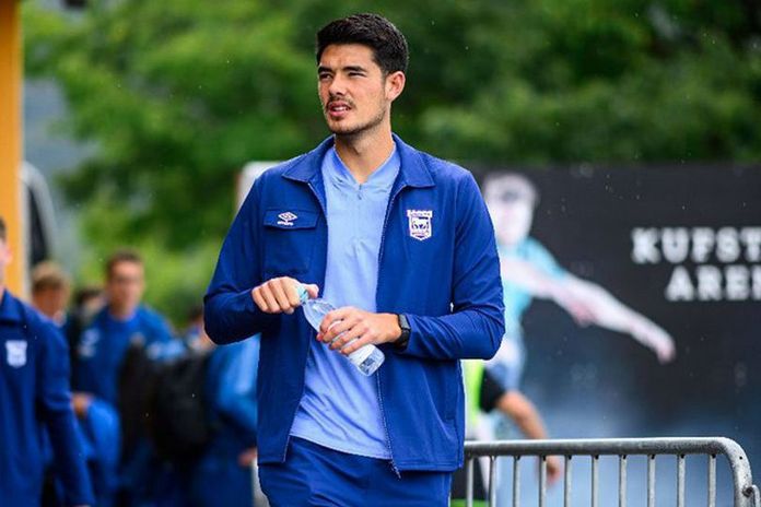 elkan-baggott-perpanjang-kontrak-bersama-ipswich-town-hingga-2028-foto-Ipswich